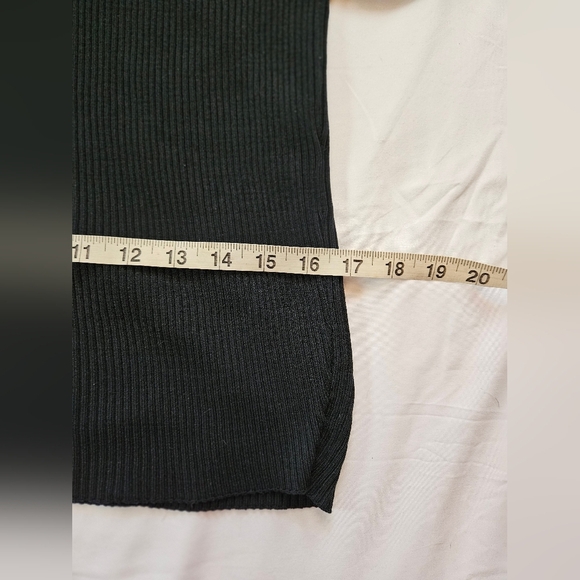 Express Womens Black Short Sleeve Scoop Neck Ribbed Pullover Sweater Size Medium - Picture 6 of 8